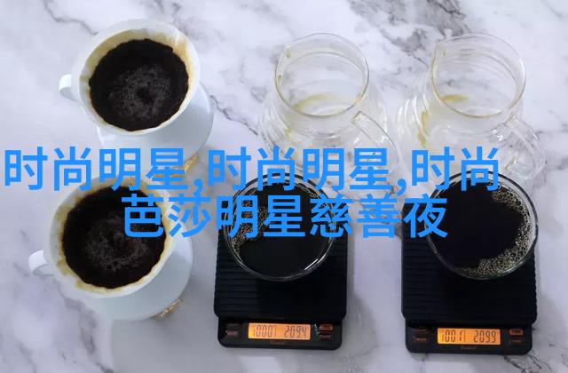 浅蓝长袖T+深红休闲背心+黑褶边牛仔