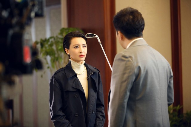 蓝色衬衫与短裤