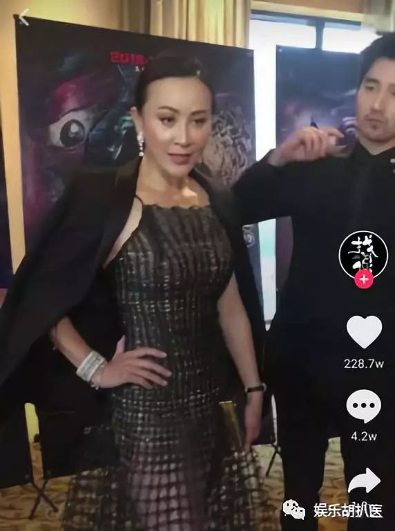 时尚芭莎明星慈善夜_明星时尚芭莎慈善晚宴_芭莎慈善夜明星视频/