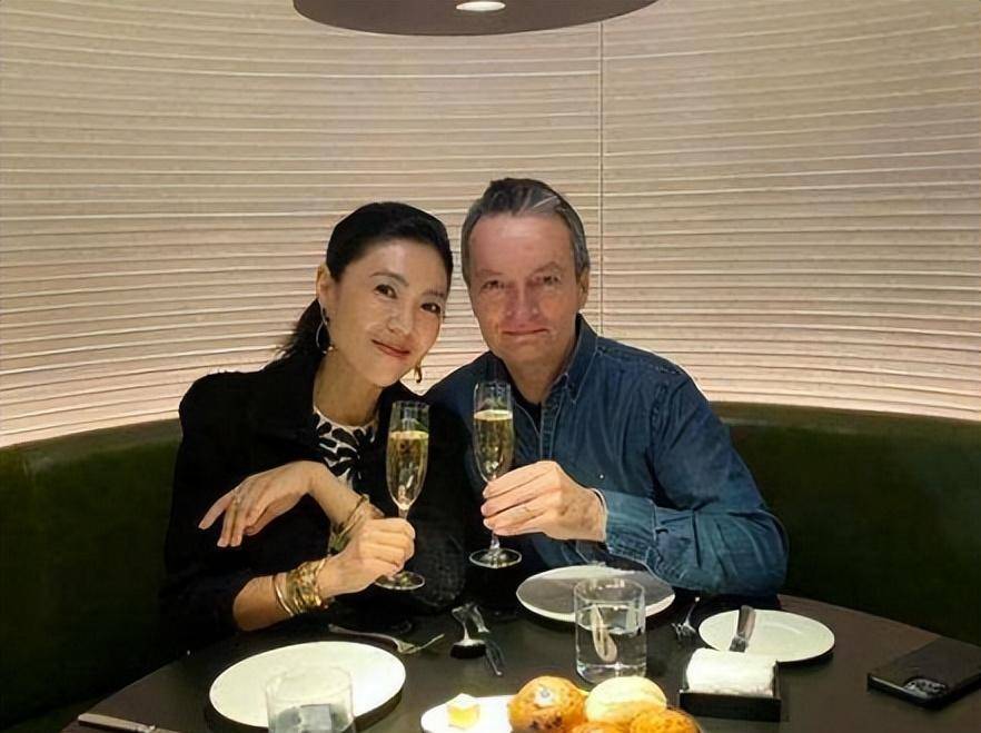 明星时尚芭莎慈善晚宴_芭莎慈善夜明星视频_时尚芭莎明星慈善夜/