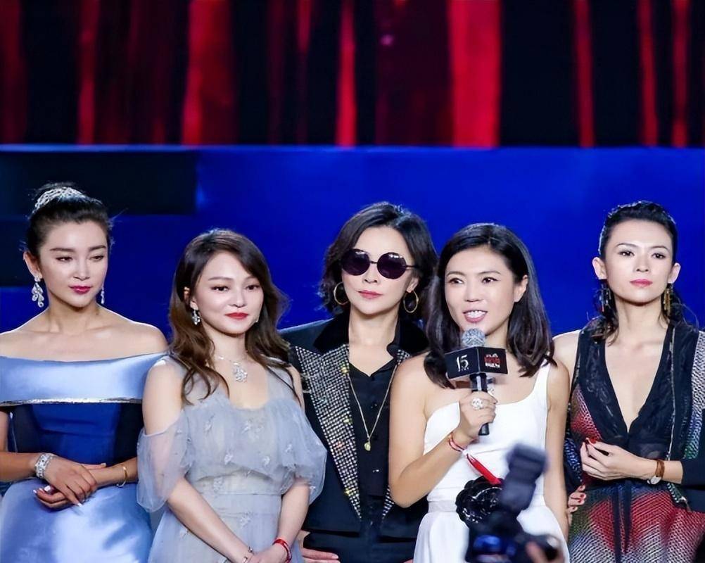 明星时尚芭莎慈善晚宴_芭莎慈善夜明星视频_时尚芭莎明星慈善夜/