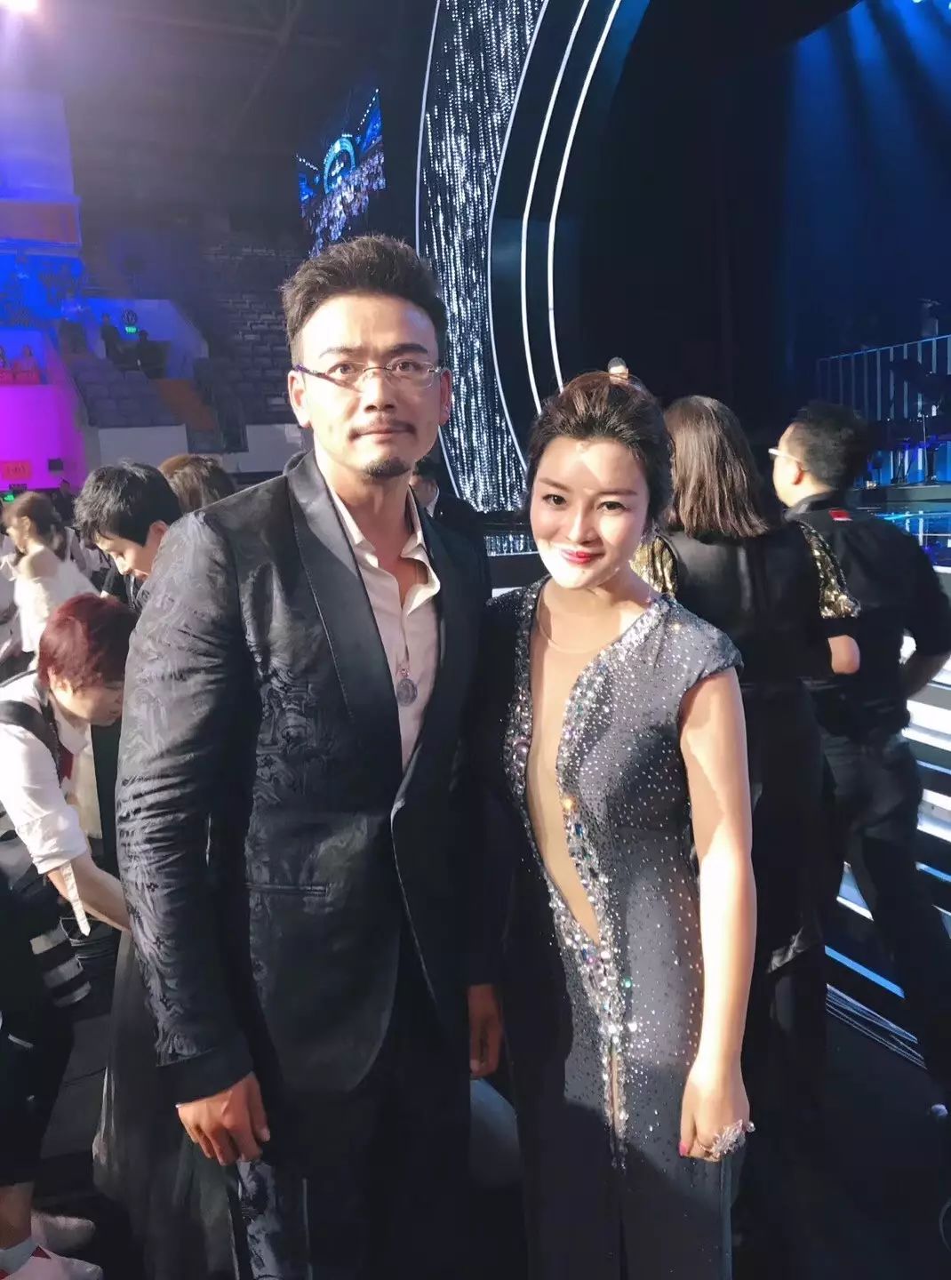 时尚芭莎明星慈善夜会_时尚芭莎明星慈善夜_明星芭莎慈善夜是哪天